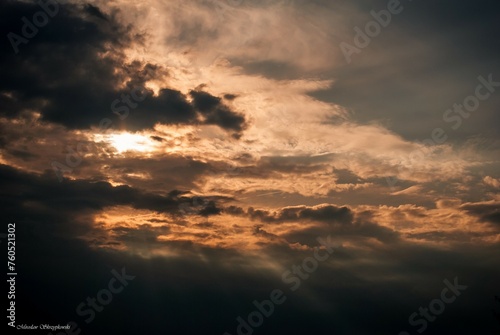 chmury, niebo i słońce © Mirosław