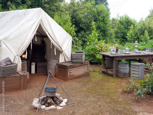 Campement avec tente, table et feu de bois type Robinson Crusoé ou Davy Croquett