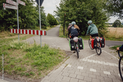 Familie radelt während einer Radreise durch das Münsterland auf dem Radschnellweg Radbahn zwischen Coesfeld und Rheine, Kreis Coesfeld, Baumberge