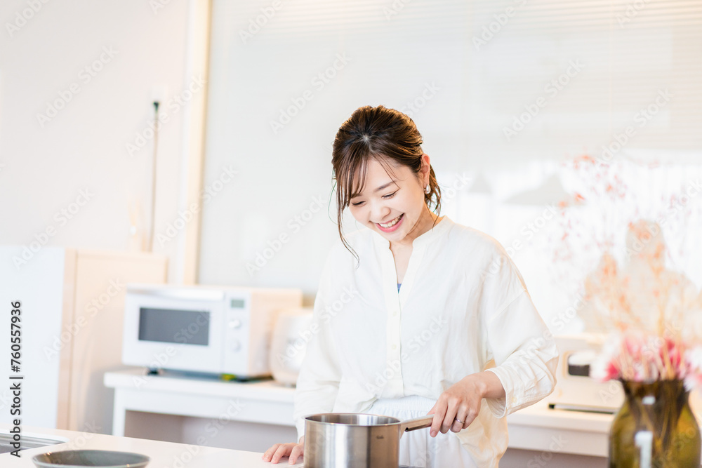 おうちのキッチンで料理をする主婦 おうちのキッチンで料理をする主婦