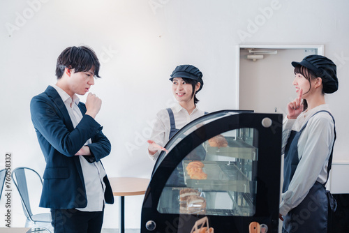 お店でスイーツを選ぶ若い女性 photo