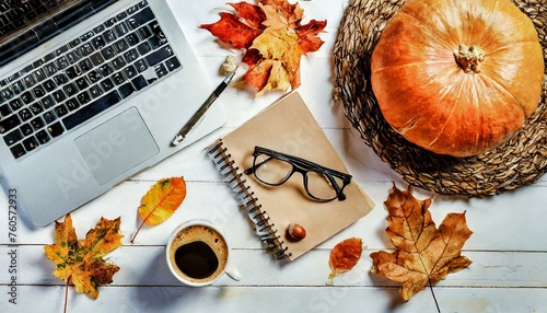 HOME OFFICE : MESA DE TRABALHO EM QUE SE ENCONTRA UM CAFÉ EM UM CONCEITO DE OUTONO photo