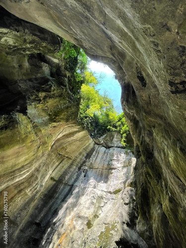 Ciel et forêt vu depuis un trou dans la roche © Jeremy