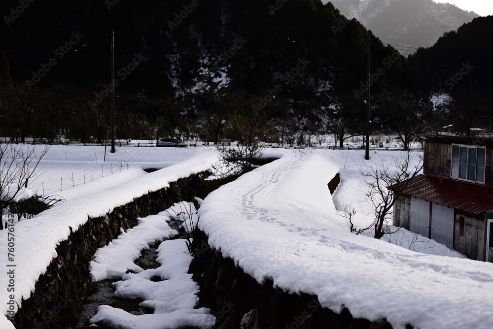 京都府の美山にあるかやぶきの里の雪景色