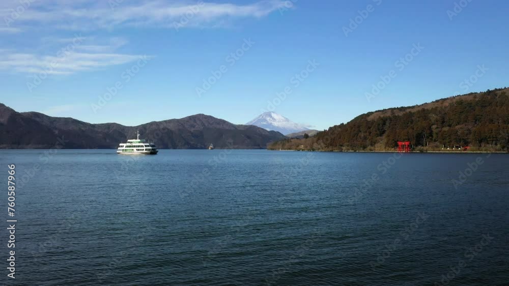 ドローンが描く冬の芦ノ湖と富士山 ドローンが描く冬の芦ノ湖と富士山