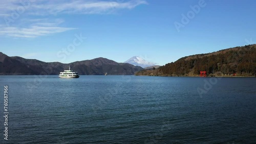 ドローンが描く冬の芦ノ湖と富士山