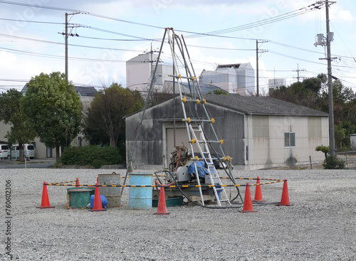 建設現場前段階。
地盤調査。
設置されたボーリング調査用の機械。