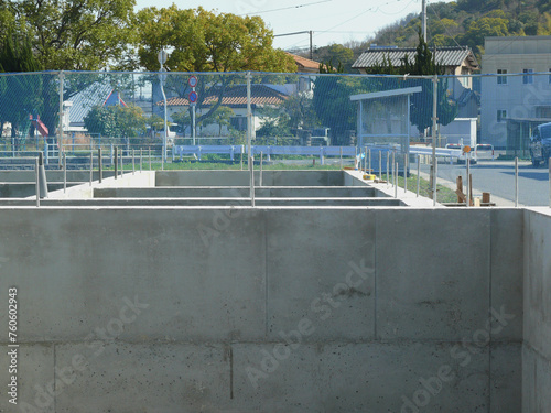 Wallpaper Mural 工事中のコンクリート基礎部分。
日本の建築現場の風景。 Torontodigital.ca