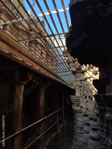 Visite et exploration de l'intérieur d'un temple hindou, beauté architectural gothique, avec de la finesse, des colonnes de marbre, des mosaïques, jeu de lumière, vacances et tourisme, civilisation