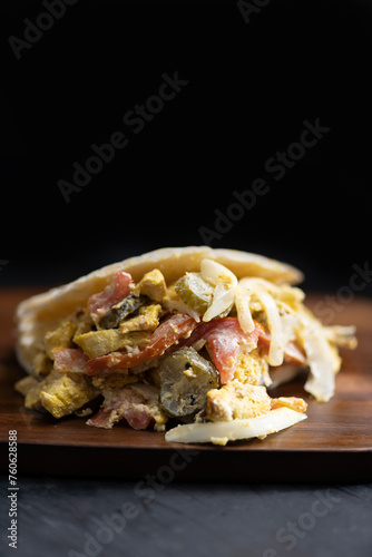 Obraz na płótnie greek chicken pita sandwich w salonie