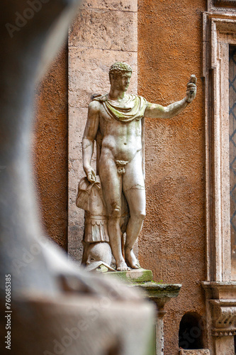 Fotografia Ancient Roman statue in the courtyard of Palazzo Mattei di Giove in Rome male fi