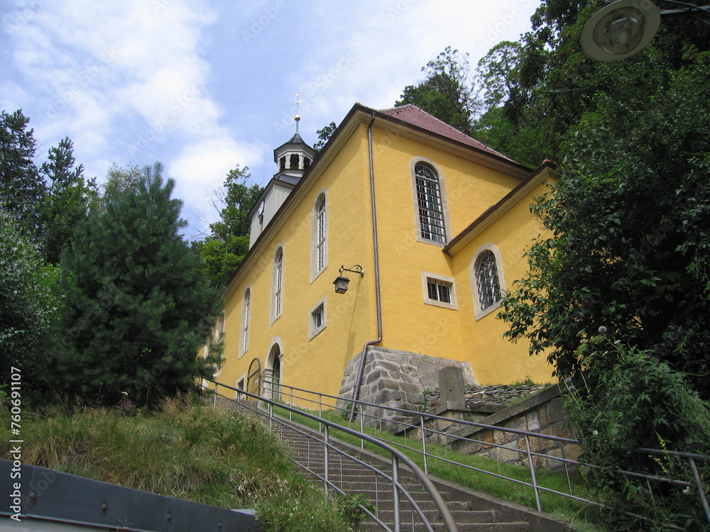 Bergkirche bzw Hochzeitskirchlein vor dem Berg Oybin im Zittauer Gebirge in Sachsen