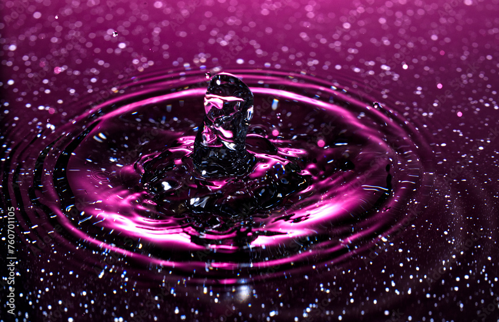 Splash - spadająca kropla wody w ujęciu makrofotografii - obrazy, fototapety, plakaty 