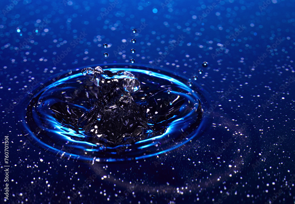 Splash - spadająca kropla wody w ujęciu makrofotografii - obrazy, fototapety, plakaty 