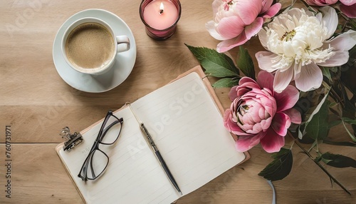 HOME OFFICE FEMININO: MESA DE ESCRITÓRIO DE UMA MULHER EM QUE SE ENCONTRA AGENDA E UMA XÍCARA DE CAFÉ photo