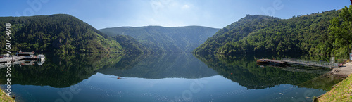 Panorámica del paisaje de naturaleza con montañas verdes reflejadas en el agua del río Sil en la Ribera Sacra de Lugo, Galicia, en verano de 2021 España. photo