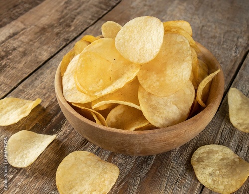Kartoffel Chips auf holzhintergrund 