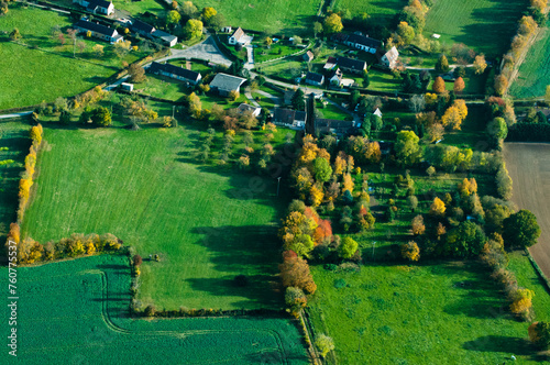 vue aérienne de la campagne à l'automne en France