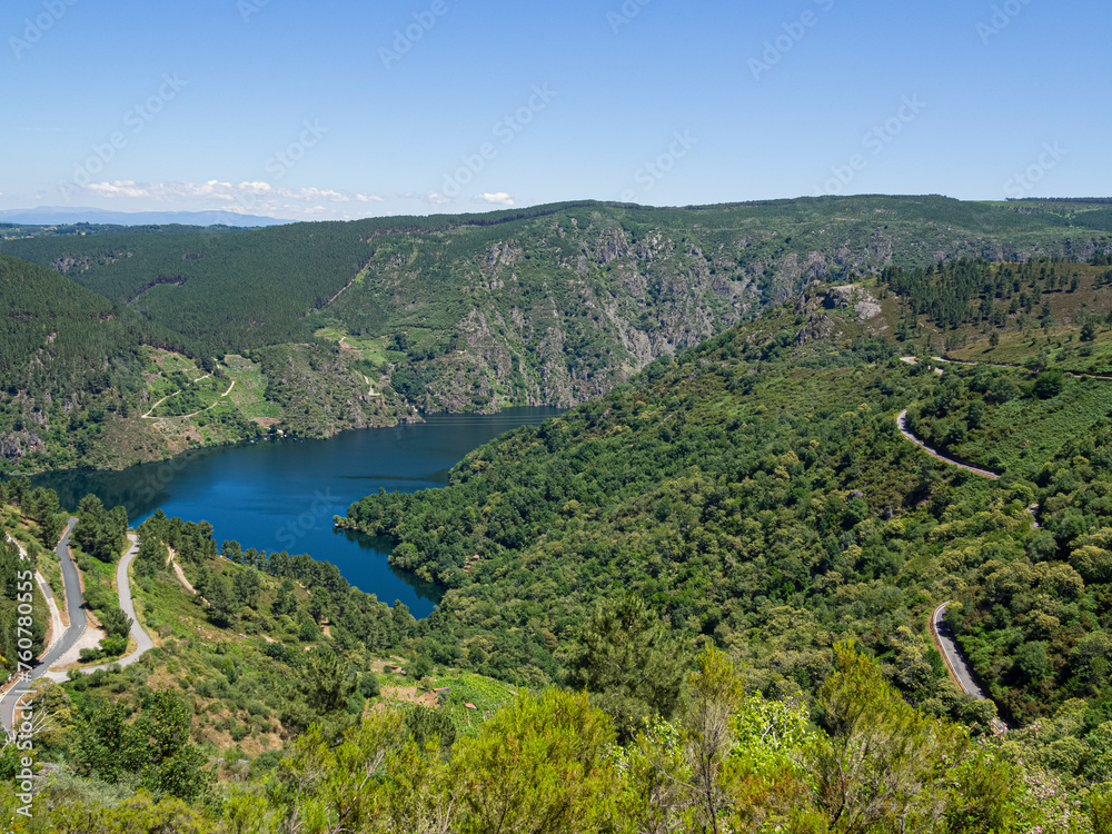 Río Sil en la Ribera Sacra recorrido de viñas en los acantilados en ...