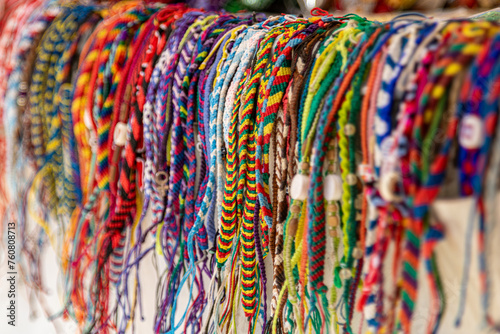 Pulseiras artesanais coloridas à venda em mercado. photo