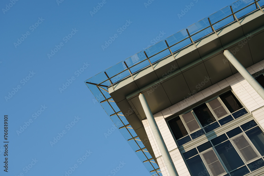 Obraz premium Beautiful modern business building against the sky