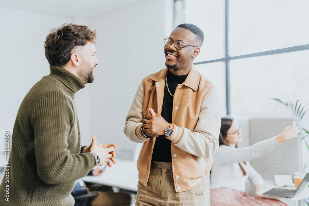 Obraz premium Cooperative business professionals analyzing statistics, strategizing for growth, and solving problems in a creative and diverse workplace.