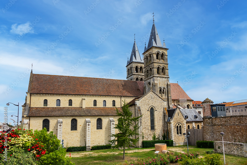 Fototapeta premium Collegiate Church of Notre-Dame (Collegiale Notre-Dame de Melun) founded in 11th century by Robert II of France. Melun, Seine-et-Marne department, France.