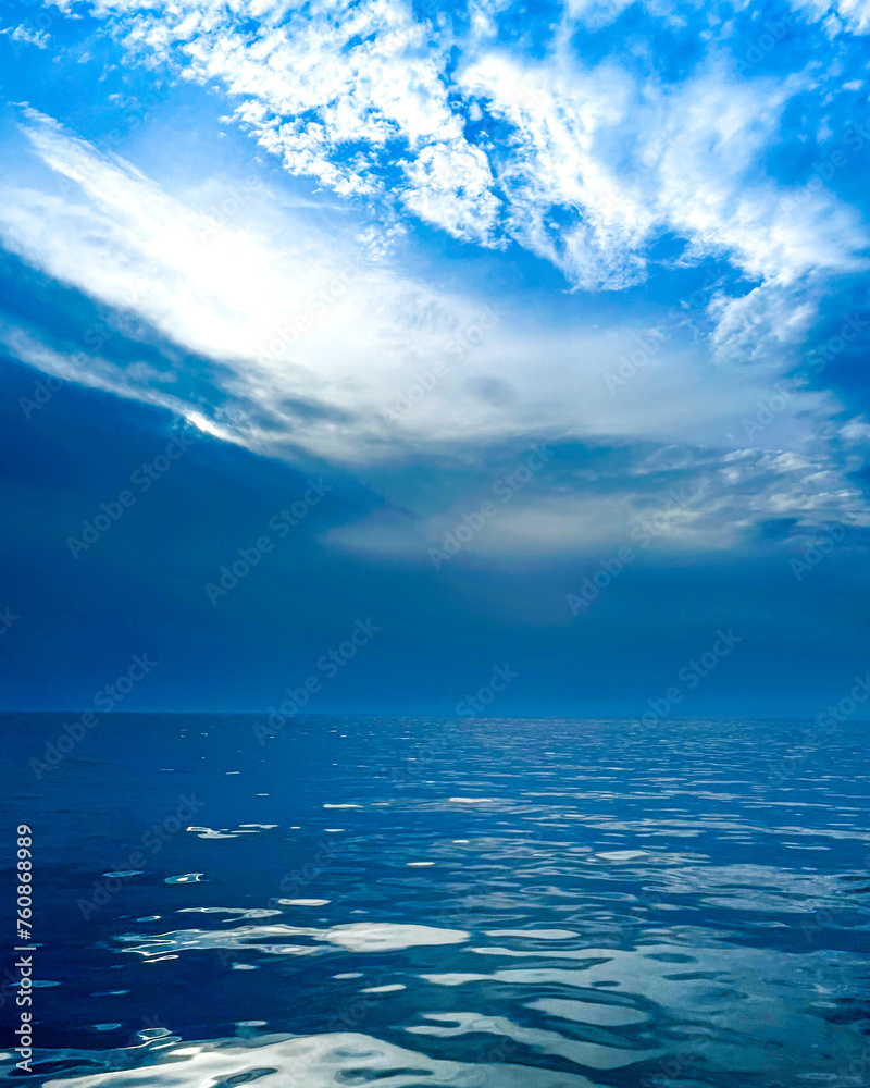 Niebieskie morze i błękitne niebo