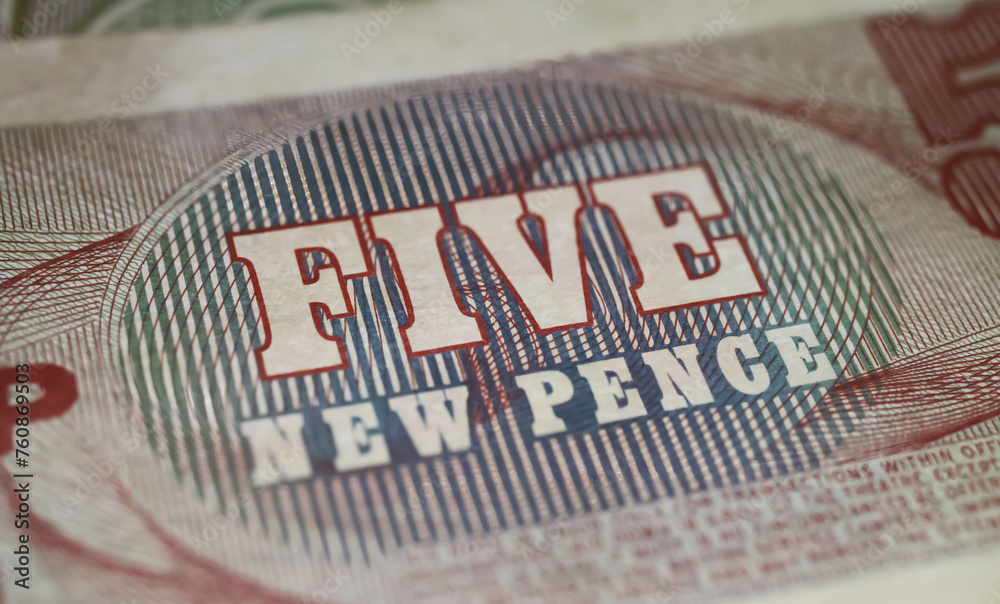 Obraz premium Closeup of old historical British Armed Forces new 5 Pence banknote 