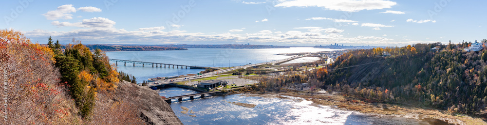 Einmündung des Montmorency River in den Sankt  Lorenz Strom bei Quebec