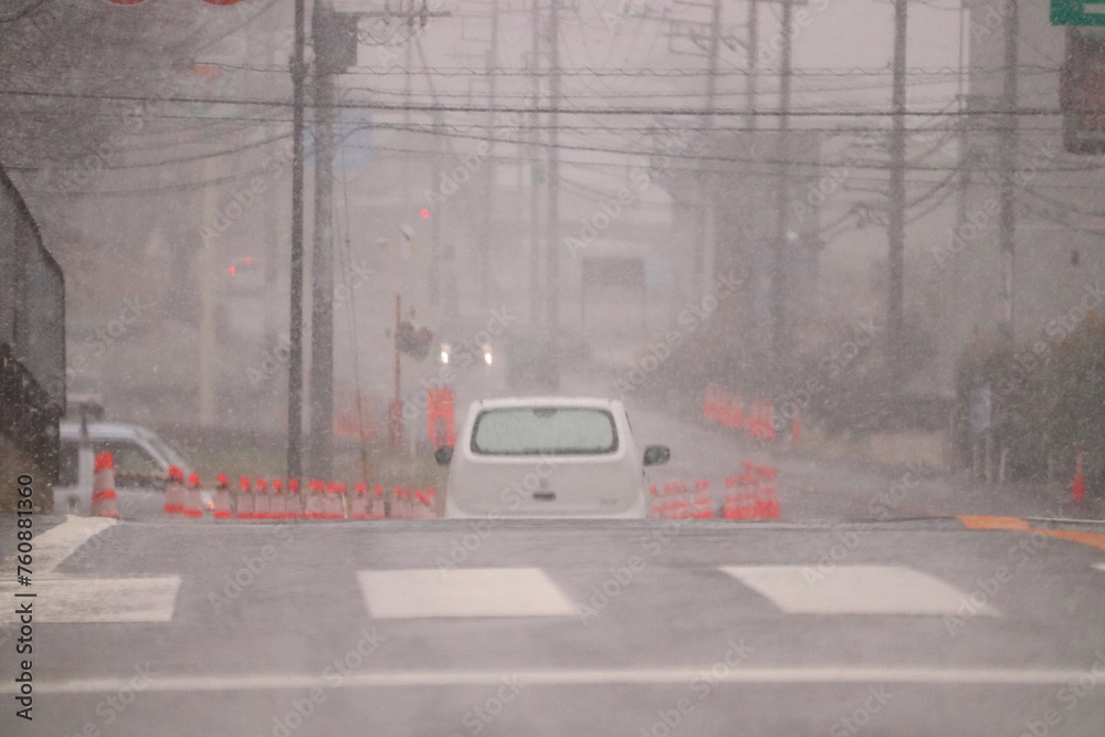 Fototapeta premium 視界が悪い道路 横断歩道 自動車