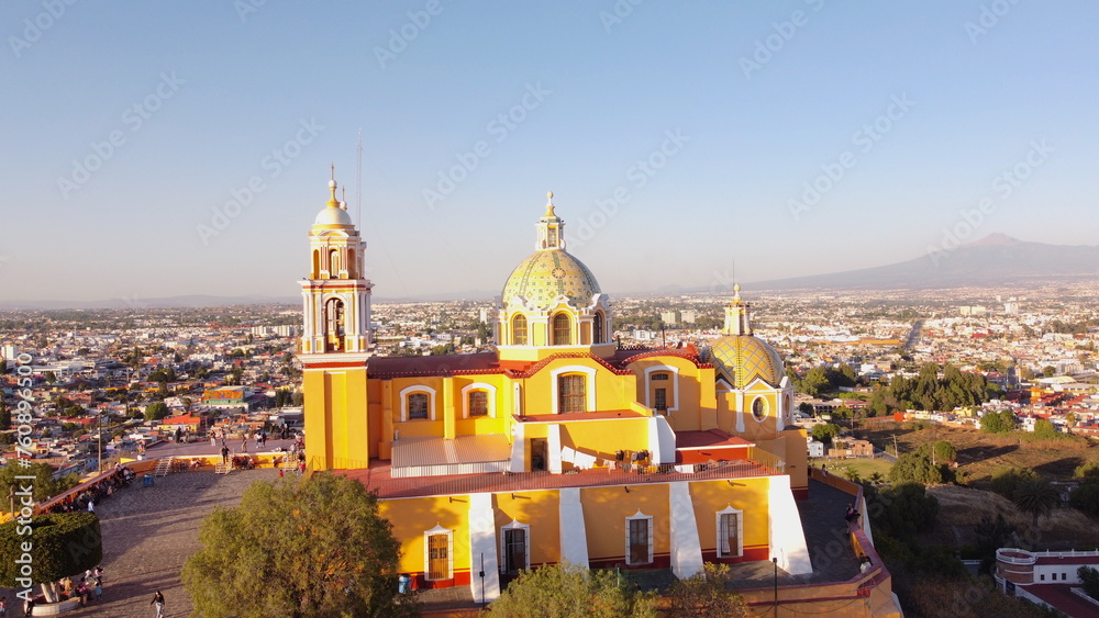 Obraz premium DRONE PHOTOGRAPH OF IGLESIA DEL CERRITO IN SAN ANDRES CHOLULA PUEBLA MEXICO