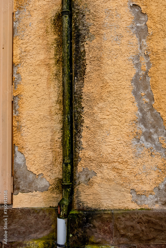 Schäden an feuchter und verschmutzter Wand Schäden an feuchter und verschmutzter Wand