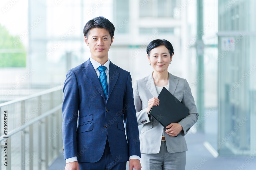 ビジネスマンとビジネスウーマンのポートレート