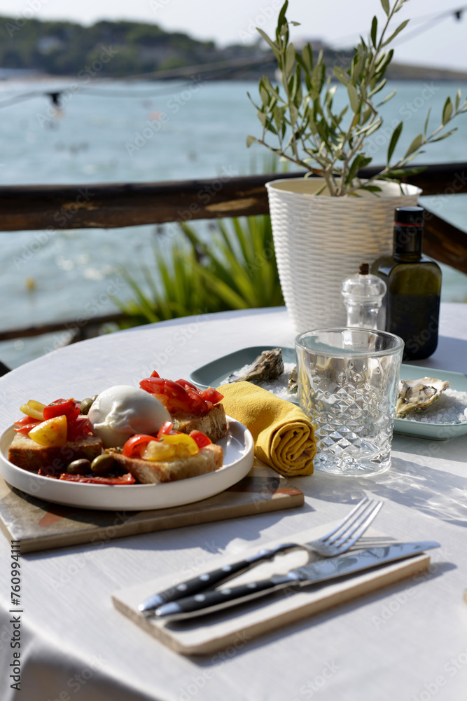 aperitivo servito al tavolo di un ristorante in riva al mare