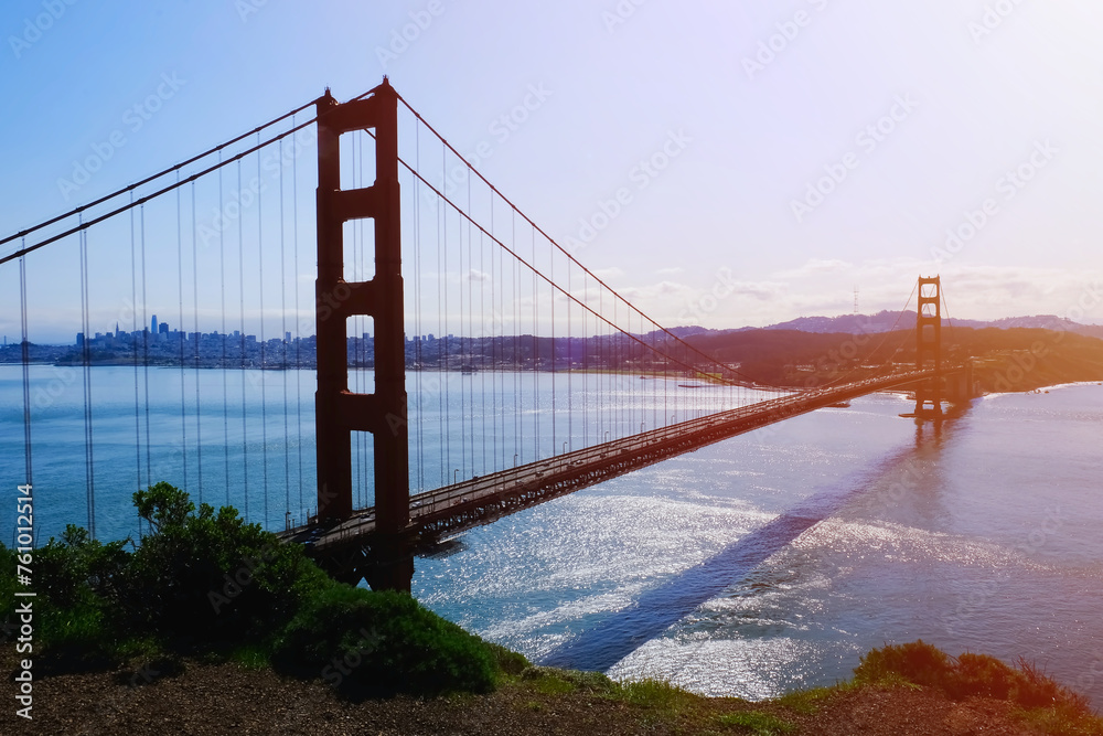 Obraz premium Golden Gate Bridge in sunlight landscape scenic view. California landmark.