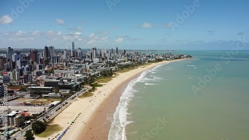 Imagens aéreas de drone do bairro de Jardim Oceania e Bessa, na cidade de João Pessoa, com imagens de praia e corais, prédios, Mag Shopping e empreendimentos