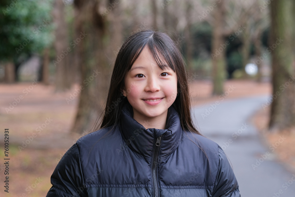 小学生の女の子の顔のクローズアップ 小学生の女の子の顔のクローズアップ
