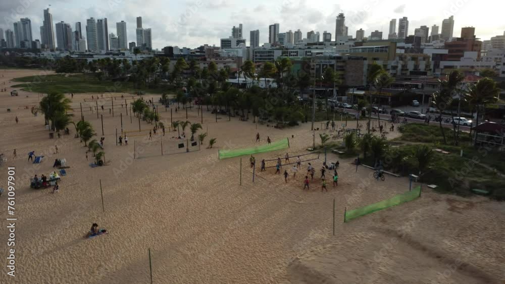 Imagens aéreas das praias de Tambaú e Cabo Branco, em João Pessoa, drone, empreendimentos e orla, feirinha de tambaú, pessoas jogando volei na praia, largo das gameleiras e hotel tambaú