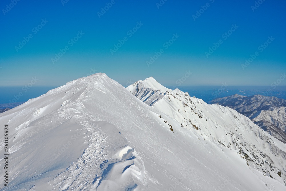 大山の弥山頂上から見た剣ヶ峰へ続く稜線