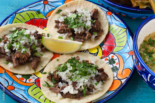 メキシコのバルバコアの牛肉のタコス（ビーフタコス）
Mexican barbacoa beef tacos　(Tacos de barbacoa de res) 
 photo