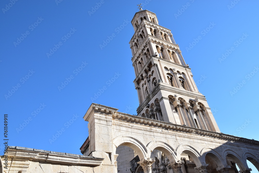 青空に伸びる宮殿の尖塔（クロアチアの旧市街にて）