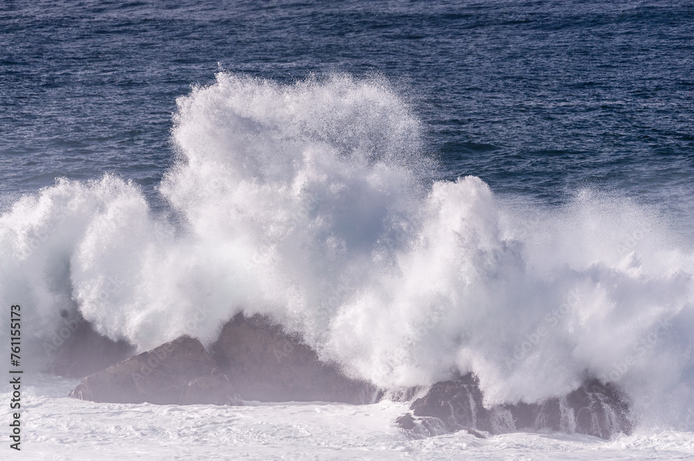 Fototapeta premium Spectacularly big waves from the pacific ocean smash into the californian coast along US highway 1.