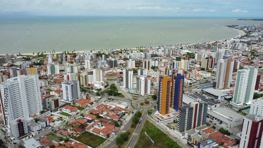 Imagens aéreas de drone do bairro de Jardim Oceania e Bessa, na cidade de João Pessoa, com imagens do Parque Parahyba, praia, mar, construções e pessoas praticando exercicios