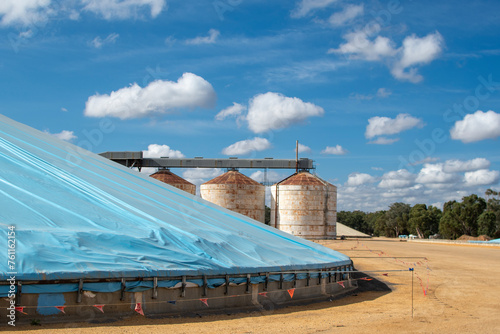 Grain bunker and silos