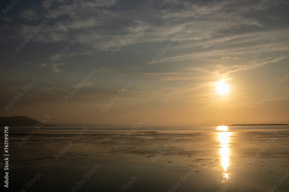 Naklejka premium 湖に沈む綺麗な夕陽