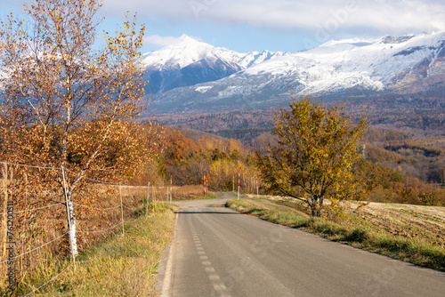 秋の高原地帯と冠雪の山並み
