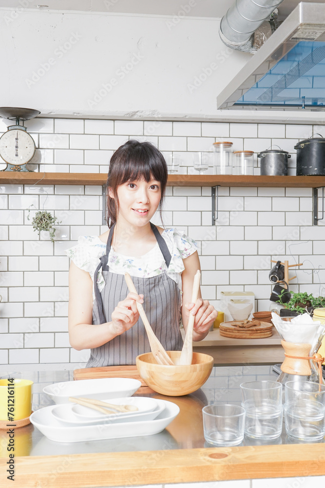 Φωτογραφία 料理をする若い女性　
