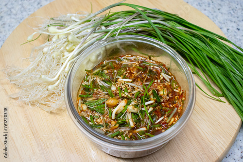 나무 쟁반 위에 달래 양념장과 싱싱한 달래 나물.