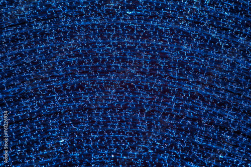 Niebieska błyszcząca struktura, granatowy kolor szpulka w zbliżeniu makro